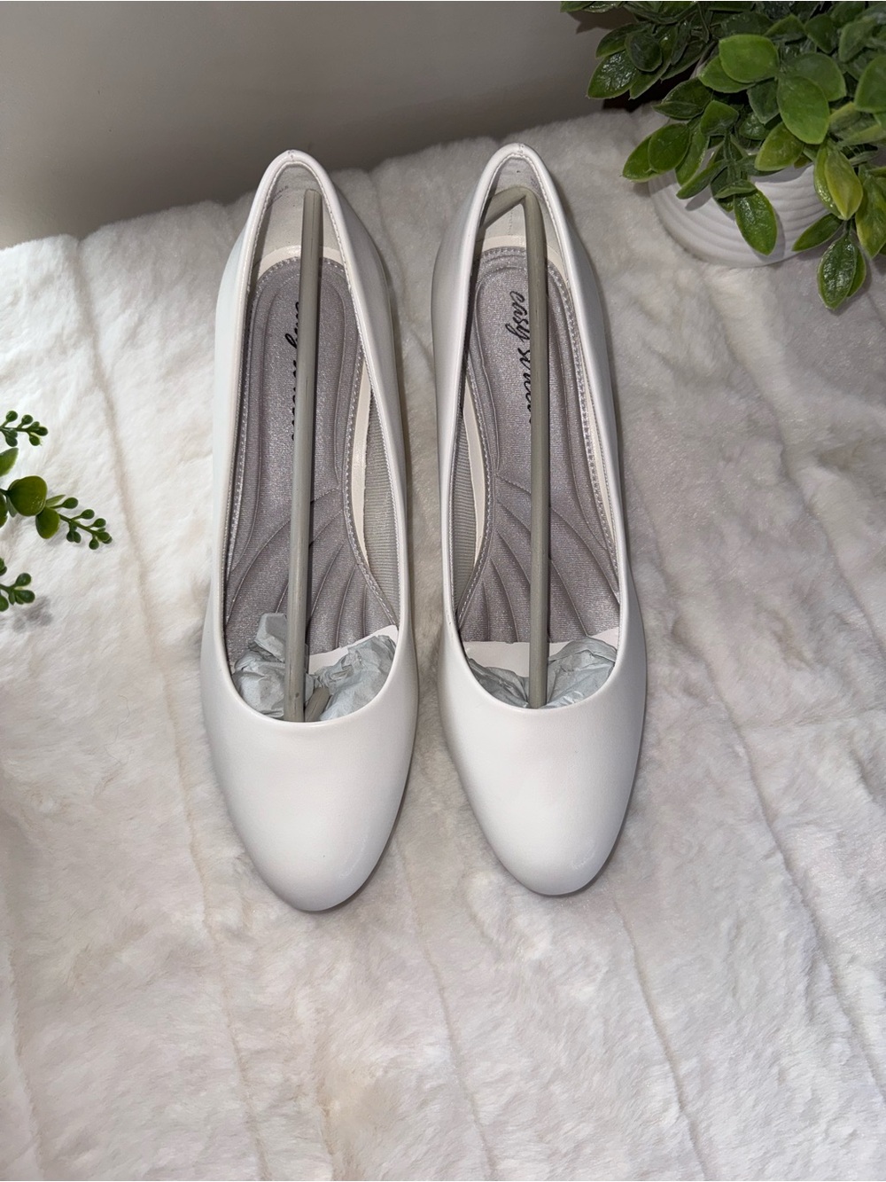 easy street White Smooth Round-Toe Pumps - Size 9W - Picture 3 of 8